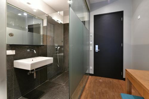 阿姆斯特丹班克酒店的一间带水槽和镜子的浴室
