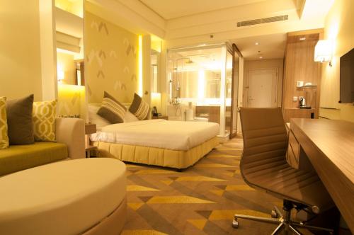 马尼拉百尼德梅森拉萨尔酒店的酒店客房设有一间带一张床和一张书桌的卧室