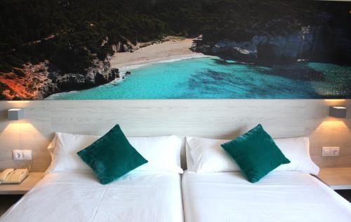 埃尔阿雷纳尔菲尼克斯酒店的一间卧室配有一张床,享有海滩美景