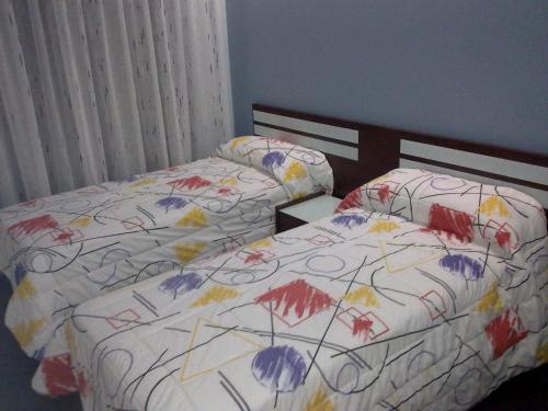 波多诺伏Residencial Parque los Laureles的卧室设有两张单人床,
