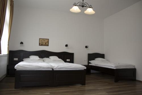 克塞洛Pékapartman的白色墙壁客房的两张床