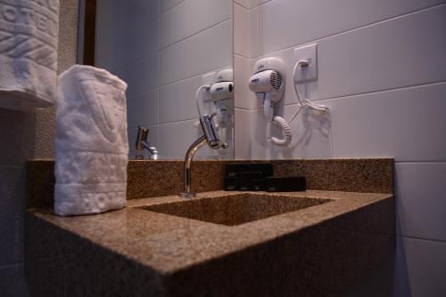 热基耶Granterrara Hotel的浴室配有吹风机的盥洗盆