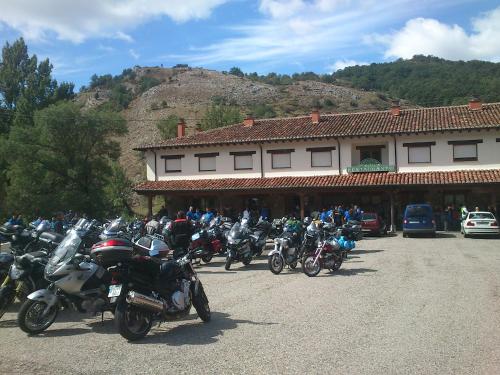 ValdoréHostal Restaurante Ventasierra的停在大楼前的一大批摩托车