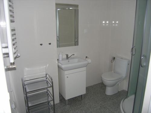 凯尔采Prima Apartments的白色的浴室设有水槽和卫生间。