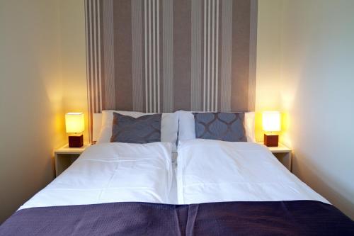 普利特维采湖亚历克斯公寓 的一间卧室,两边都配有一张床和两盏灯