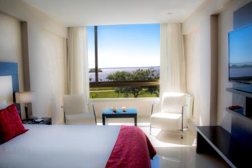 费德拉西翁竞技场度假村 的酒店客房设有一张床和一个大窗户