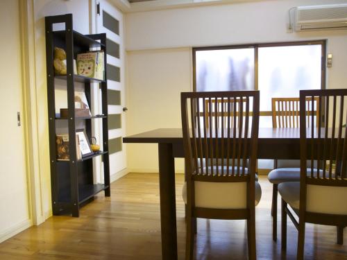 大阪腾茹库旅馆 - 仅限女性的一间带桌椅的用餐室