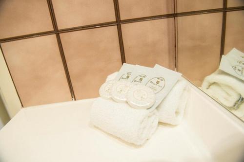 布里斯班花园城汽车旅馆的浴缸上方的一堆毛巾
