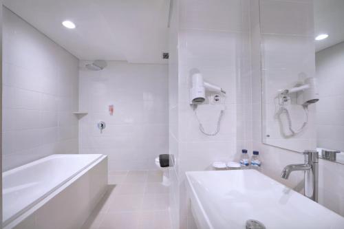 泗水容库喜爱酒店的一间浴室