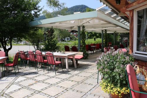 雷特温克尔DEVA Villa Mittermaier的露台配有桌椅和遮阳伞