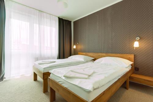普雷绍夫黎奈思酒店的带窗户的客房内设有两张单人床。