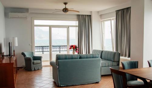 卡尔扎迈纳Ostria View的带沙发和椅子的客厅以及阳台。