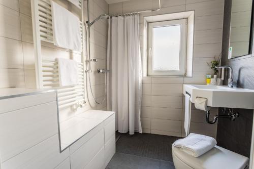 拜罗伊特国王大道公寓的白色的浴室设有卫生间和水槽。