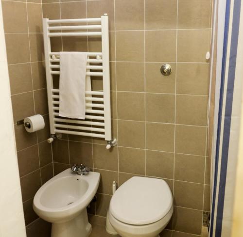 锡耶纳贝尔尼尼酒店的一间带卫生间和水槽的浴室