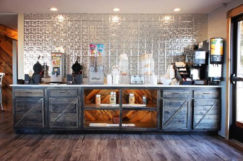 魔鬼湖Sunlac Inn Devils Lake的咖啡店的柜台