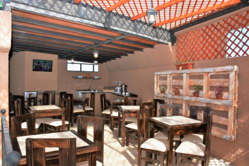 拉塞雷纳Hostal Valle Mistral的一间设有木桌和椅子的餐厅