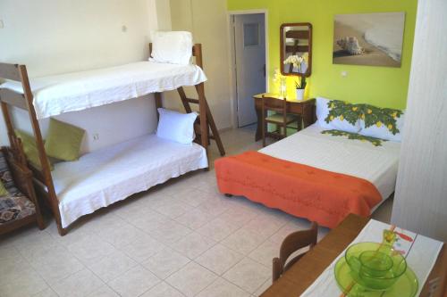 罗曼扎别墅酒店客房内的一张或多张双层床