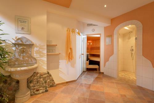 埃尔毛Appartements Holiday的浴室配有卫生间和水槽。