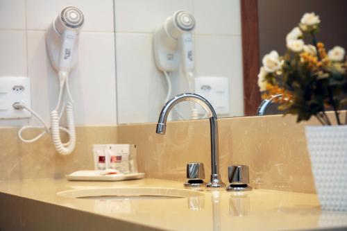 里约热内卢门戈宫酒店的浴室的柜台设有水槽和镜子