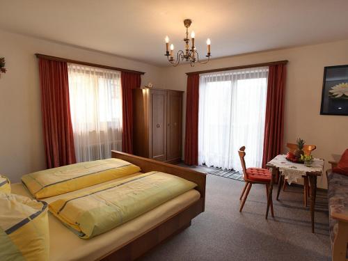 伊特尔乔希布里克法米利隆格酒店的卧室配有床、桌子和窗户。