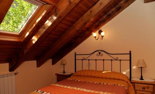 巴鲁尔拉拉鲁萨娜公寓酒店的一间卧室设有一张床和一个窗口