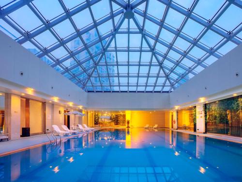 合肥泓瑞金陵大酒店的一个带玻璃天花板的大型游泳池