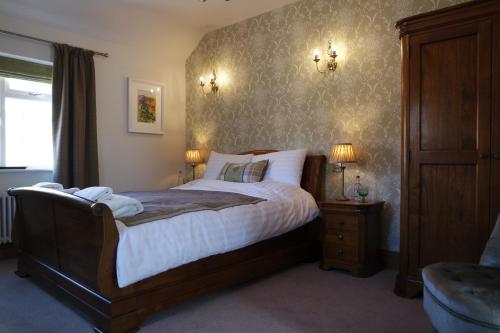 ChinleyThe Lamb Inn的一间卧室配有一张大床和两盏灯。
