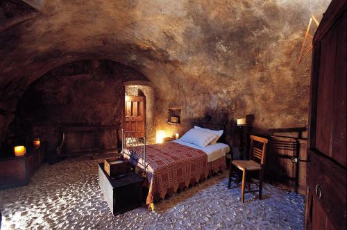 圣斯特凡诺·迪塞斯西克斯坦堤欧艾尔伯格迪富索酒店的洞穴式客房 - 带一张床的卧室