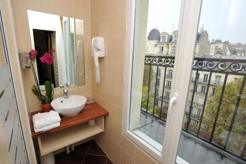 巴黎快乐文化普拉思酒店的一间带水槽的浴室和一个美景窗户