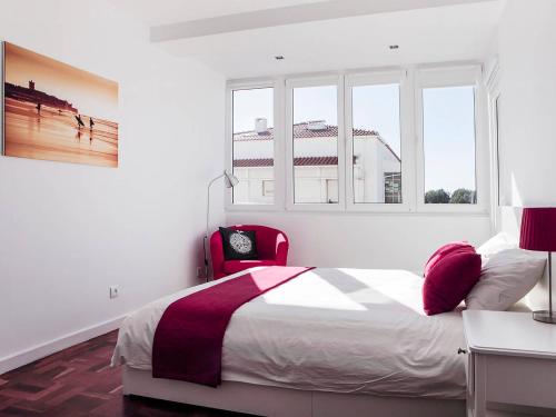 卡尔卡维洛斯casaRene的白色卧室,配有床和红色椅子