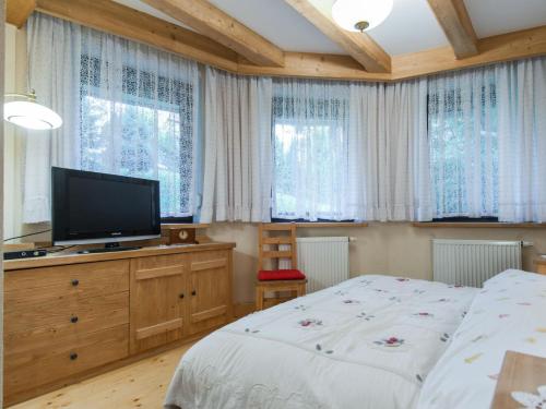 考斯赛力克udanypobyt Apartament Sauna Fun的一间卧室配有一张床和一台平面电视