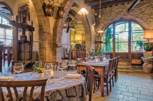 蒙塔约内博尔戈圣贝乡村民宿的用餐室设有桌椅和窗户。