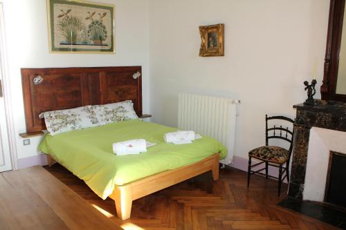 圣吉隆L'Enclos des Jacobins的一间卧室配有一张床,上面有两条毛巾
