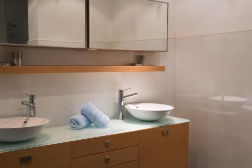 圣艾米隆Demeure des Girondins的一个带两个盥洗盆的柜台浴室