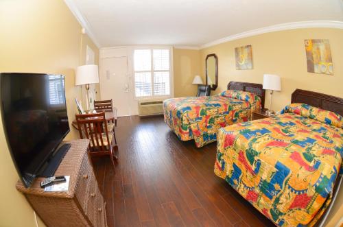 那不勒斯那不勒斯海湾沿岸酒店的酒店客房设有两张床和一台平面电视。
