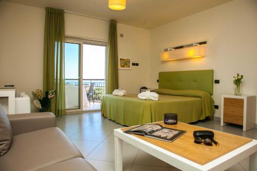 卡塔尼亚4号温泉度假酒店的酒店客房配有一张床和一张茶几