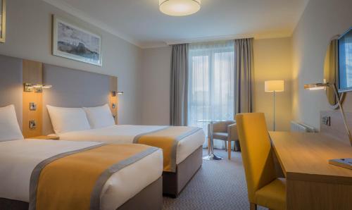 克劳道金纽兰克罗斯马尔丹酒店 的酒店客房配有两张床和一张书桌