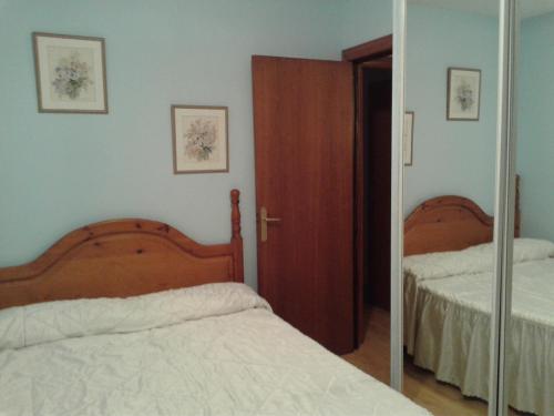 坎布里尔斯Can Mestre的一间卧室配有两张床和镜子