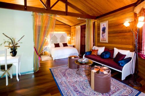 阿尔甘达·德尔·雷伊斯奎尼亚酒店的一间卧室配有一张床和一个沙发