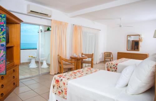 巴亚尔塔港巴亚尔塔港热带花园酒店的酒店客房设有两张床,享有海景。