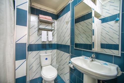 圣地亚哥撒哈拉旅馆的蓝色和白色的浴室设有卫生间和水槽