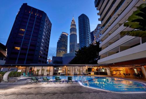 吉隆坡吉隆坡克鲁斯酒店的一座位于城市中心,拥有高楼建筑的游泳池