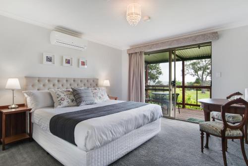 布里奇顿香巴拉旅馆的一间卧室配有一张床、一张书桌和一个窗户。