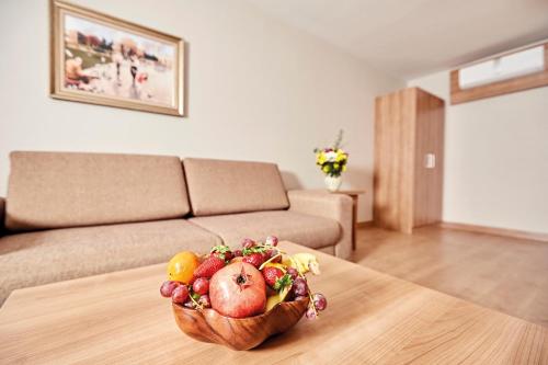 伯萨Bursa Suites Apart Otel的客厅里的桌子上放一碗水果