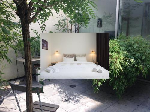 阿姆斯特丹雅堡别墅旅馆的庭院里一棵树,一张白色的床