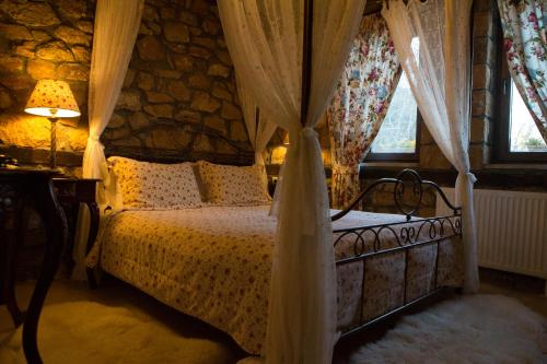 Archontiko Emmanouilidi Suites客房内的一张或多张床位