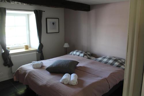 乌费Le Néblon insolite的一间卧室配有一张床,上面有两条毛巾