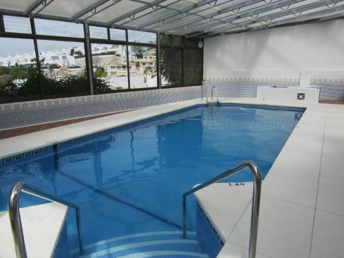 Apartamento Calahonda内部或周边的泳池