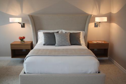 伊代纳Erik's Retreat的一间卧室配有一张带2个床头柜的大床