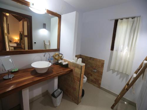 吉利特拉旺安拉古纳吉利酒店的一间带水槽、镜子和卫生间的浴室